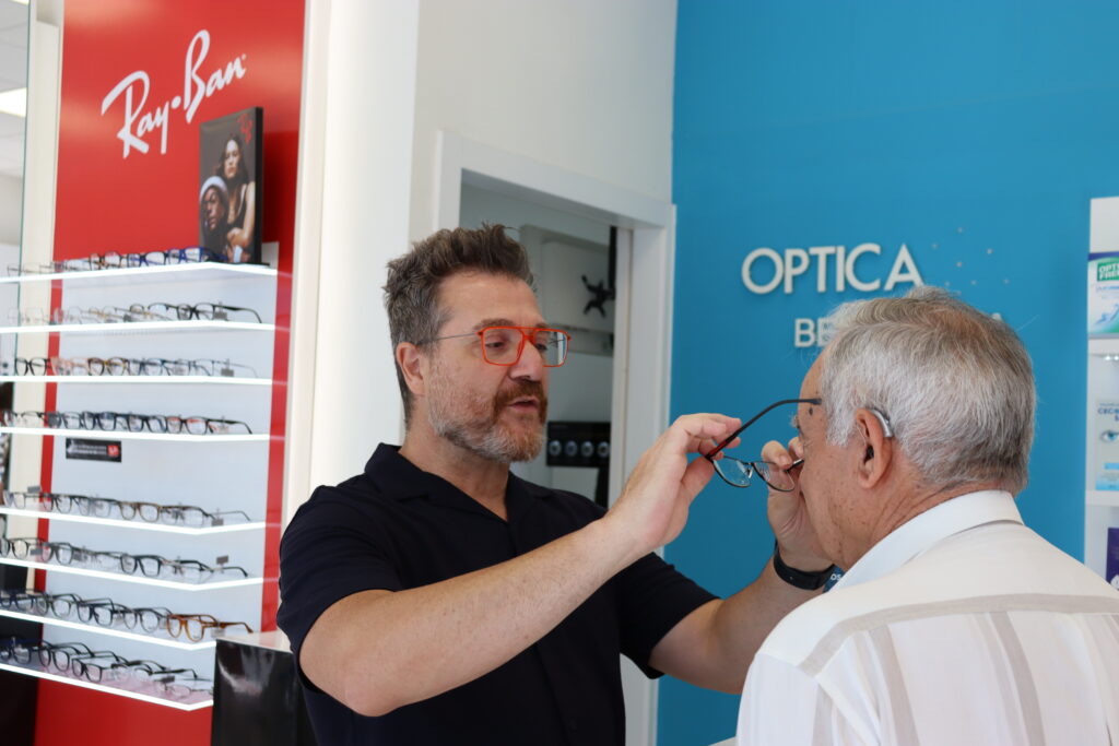 gafas a un paciente grupooptik